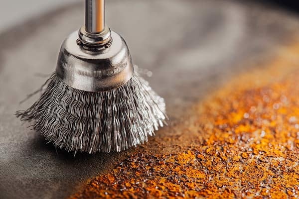 bề mặt kim loại sau khi gia công bằng bàn chải sắt