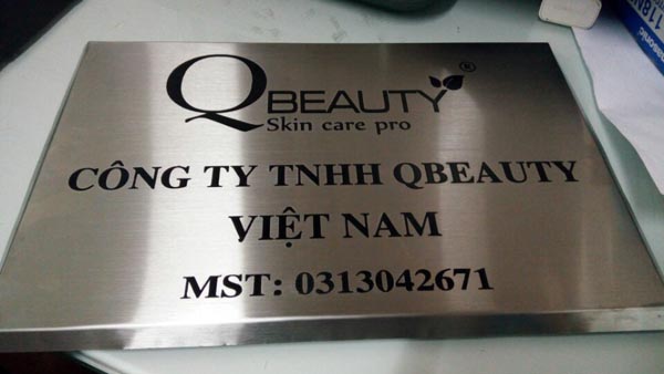 Biển inox công ty Qbeauty gia công ăn mòn