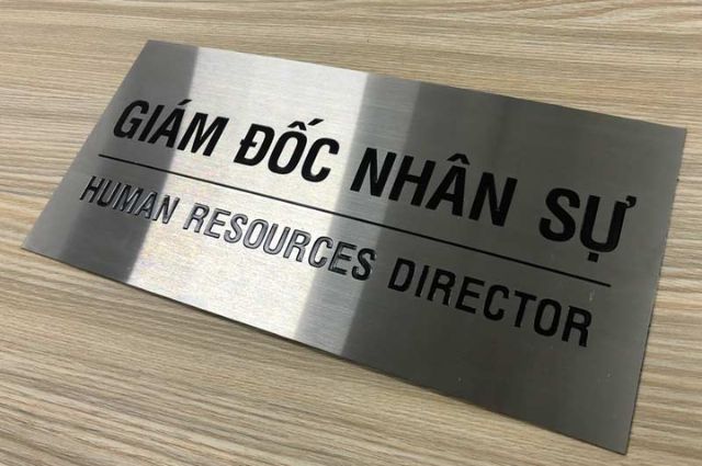 Biển chức danh được làm bằng phương pháp ăn mòn kim loại