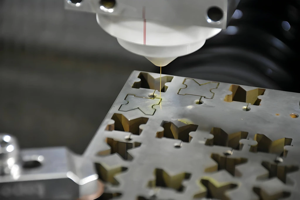 Chữ K nhôm cắt dây CNC Chữ K nhôm cắt dây CNC