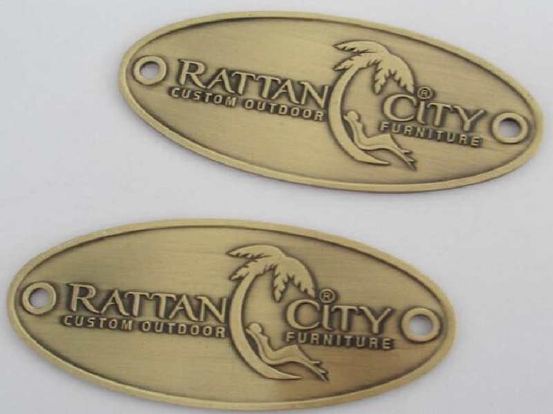 logo kim loại mạ đồng giả cổ