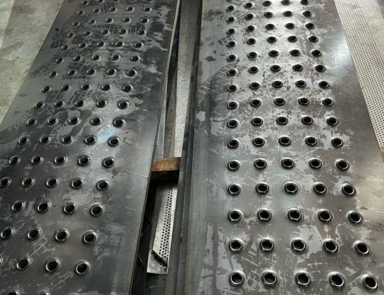 Tấm thép chống trượt đột dập cnc Tấm thép chống trượt đột dập cnc